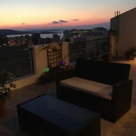 Manor Luxury Penthouse דירה קאורה