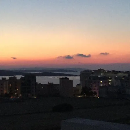Manor Luxury Penthouse דירה