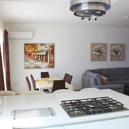 Manor Luxury Penthouse *